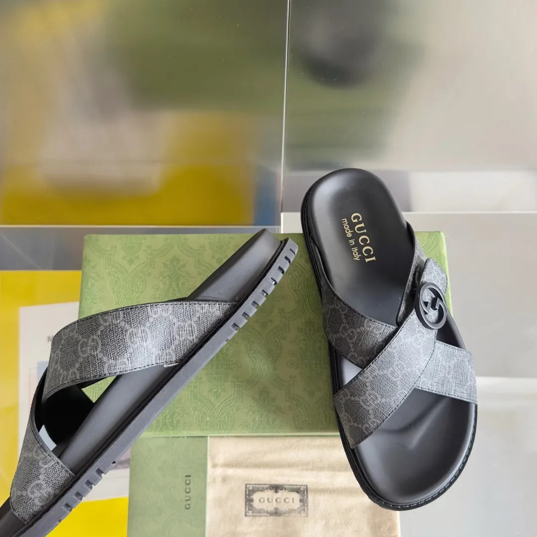 [G Home] Men's Men's Shoes💰: 300💰Size: 38-45 🆕2024Gucci Gucci Summer New Style Double G Presbyopia Flip-flops Cross Sandals Thick Sole Slippers Beach Shoes Original Purchase and Development Production G family's 2024 new summer dark horse items, fashion bloggers at home and abroad have put on the show, and it has become popular on social platforms at home and abroad. Fashionistas must pay for it, and they spend a lot of money to create ingenious craftsmanship and accurately restore every detail. Exquisite packaging at the delivery counter🛍📦 ▪️ Fabric: Original imported double G presbyopic leather ▪️ Lining: Original imported leather ▪️ Sole: Original open molded T men's shoes 💰U outsole ▪️ Bottom thickness: 3CM